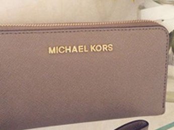 ​​​​​​​Có nên sử dụng ví cầm tay hiệu Michael Kors?