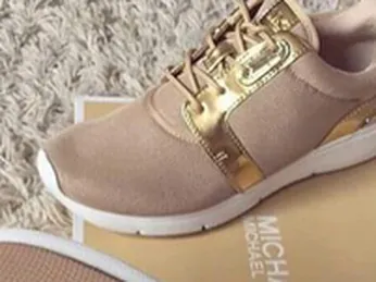 Chọn giày sneaker Michael Kors nữ nhẹ nhàng nữ tính