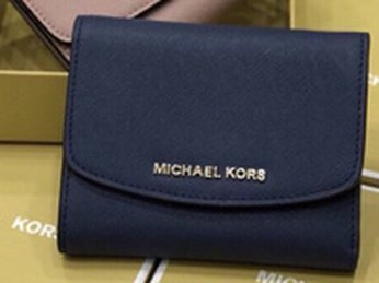 ​​​​​​​Vì sao bạn nên có 1 chiếc ví ngắn Michael Kors?