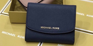 ​​​​​​​Vì sao bạn nên có 1 chiếc ví ngắn Michael Kors?