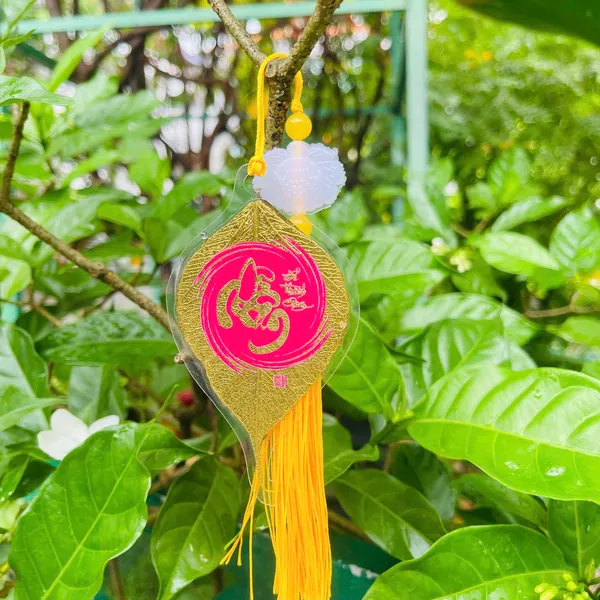 Lá Bồ Đề Dát Vàng Chữ Thư Pháp chữ NHẪN Phù Hợp Làm Treo Xe Ốp Lưng Điện Thoại Nhà Cửa