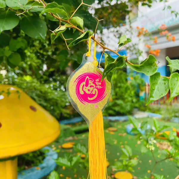Lá Bồ Đề Dát Vàng Chữ Thư Pháp chữ NHẪN Phù Hợp Làm Treo Xe Ốp Lưng Điện Thoại Nhà Cửa