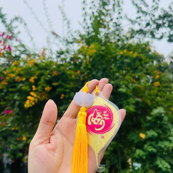 Lá Bồ Đề Dát Vàng Chữ Thư Pháp chữ NHẪN Phù Hợp Làm Treo Xe Ốp Lưng Điện Thoại Nhà Cửa