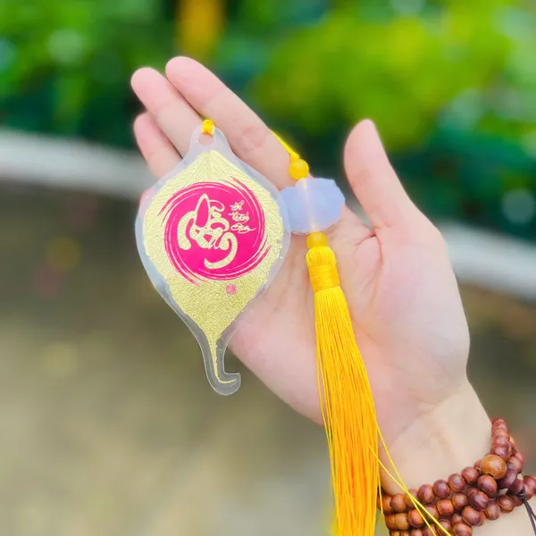 Lá Bồ Đề Dát Vàng Chữ Thư Pháp chữ NHẪN Phù Hợp Làm Treo Xe Ốp Lưng Điện Thoại Nhà Cửa