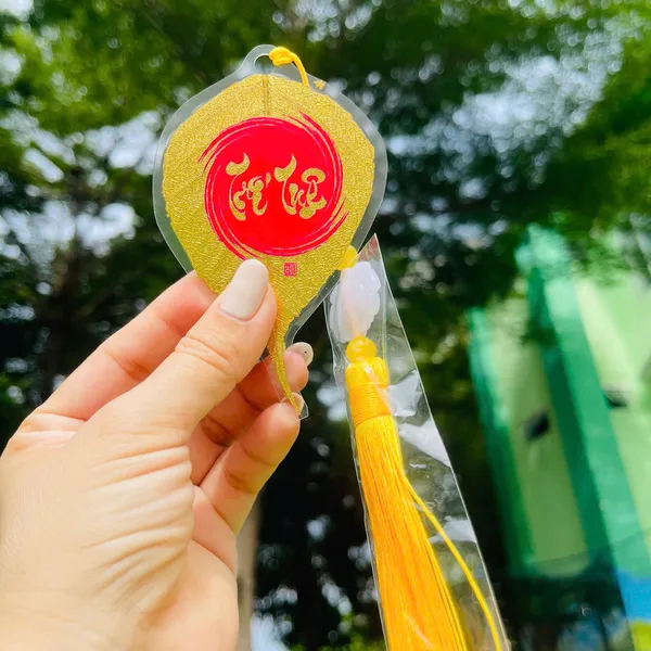 Lá Bồ Đề Dát Vàng Chữ Thư Pháp chữ TRÍ TUỆ  Phù Hợp Làm Treo Xe Ốp Lưng Điện Thoại Nhà Cửa