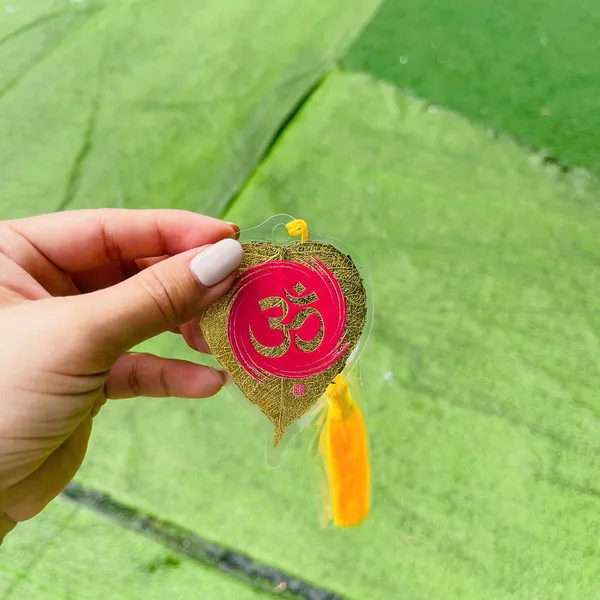 Lá Bồ Đề Dát Vàng Chữ Thư Pháp chữ OM Phù Hợp Làm Treo Xe Ốp Lưng Điện Thoại Nhà Cửa