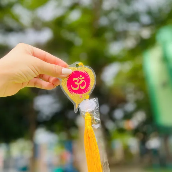 Lá Bồ Đề Dát Vàng Chữ Thư Pháp chữ OM Phù Hợp Làm Treo Xe Ốp Lưng Điện Thoại Nhà Cửa
