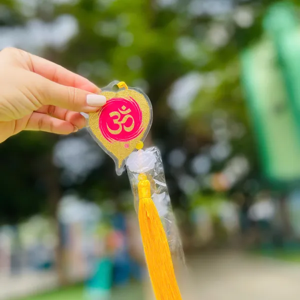 Lá Bồ Đề Dát Vàng Chữ Thư Pháp chữ OM Phù Hợp Làm Treo Xe Ốp Lưng Điện Thoại Nhà Cửa