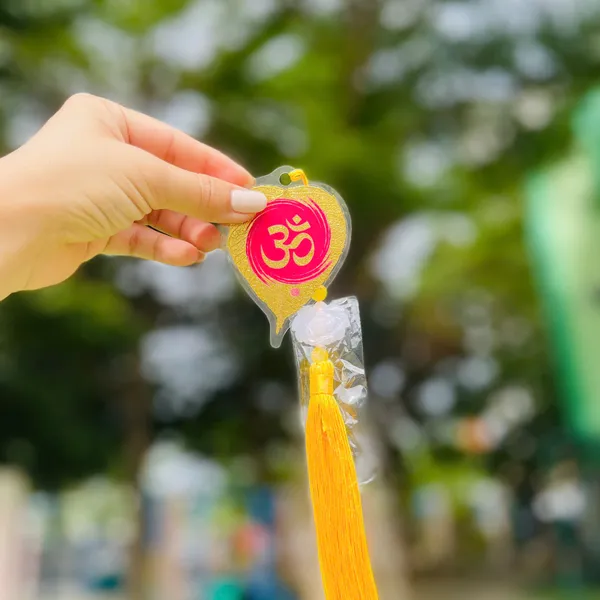 Lá Bồ Đề Dát Vàng Chữ Thư Pháp chữ OM Phù Hợp Làm Treo Xe Ốp Lưng Điện Thoại Nhà Cửa