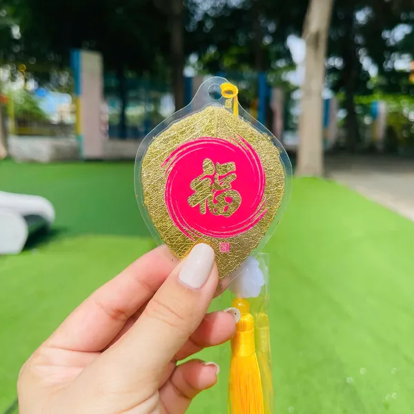 Lá Bồ Đề Dát Vàng Chữ Thư Pháp chữ PHÚC chữ hán Phù Hợp Làm Treo Xe Ốp Lưng Điện Thoại Nhà Cửa