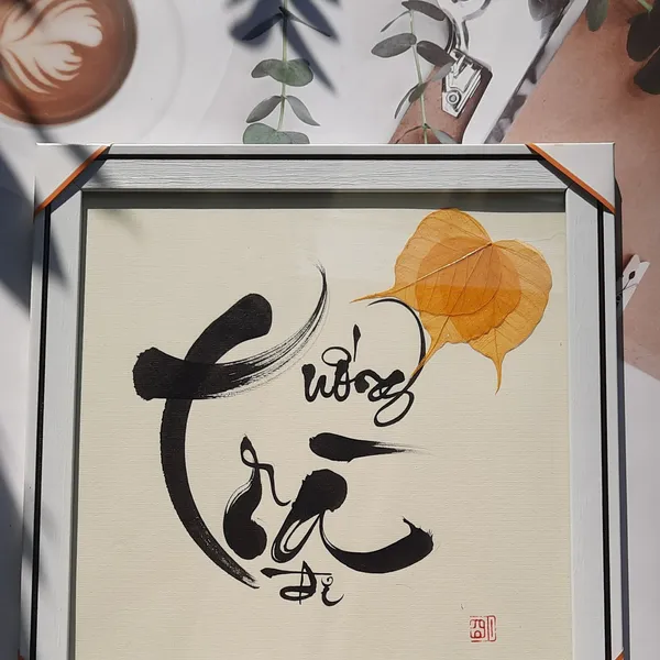Thư pháp lá bồ đề UỐNG TRÀ ĐI 30x30 cm