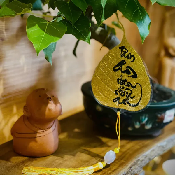 Lá bồ đề dát vàng viết tay chữ thư pháp chữ TÂM AN VẠN SỰ AN  có ép plastic bảo vệ trang trí nhà cửa decor ốp lưng treo xe size lớn