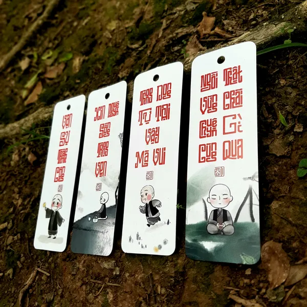 Thẻ bookmark Đánh Dấu Trang Hình Chú Tiểu Chibi Kèm Tua Rua Hoa Sen Chất Liệu Giấy Mỹ Thuật Cán Mờ 2 Mặt Kích Thước 4x12cm Phù Hợp Cho Học Tập Làm Việc Và Trang Trí Góc Làm Việc