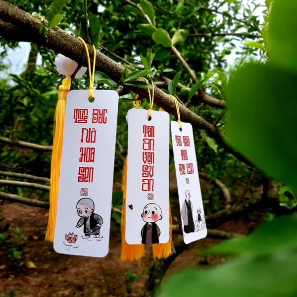 Thẻ bookmark Đánh Dấu Trang Hình Chú Tiểu Chibi Kèm Tua Rua Hoa Sen Chất Liệu Giấy Mỹ Thuật Cán Mờ 2 Mặt Kích Thước 4x12cm Phù Hợp Cho Học Tập Làm Việc Và Trang Trí Góc Làm Việc
