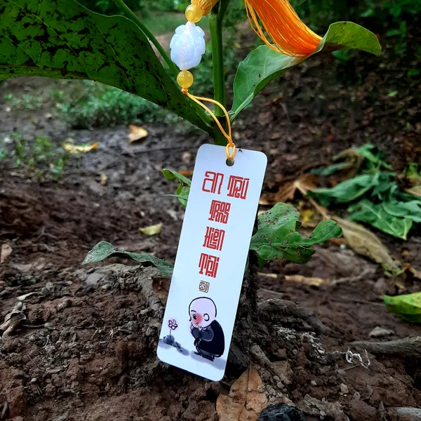 Thẻ bookmark Đánh Dấu Trang Hình Chú Tiểu Chibi Kèm Tua Rua Hoa Sen Chất Liệu Giấy Mỹ Thuật Cán Mờ 2 Mặt Kích Thước 4x12cm Phù Hợp Cho Học Tập Làm Việc Và Trang Trí Góc Làm Việc