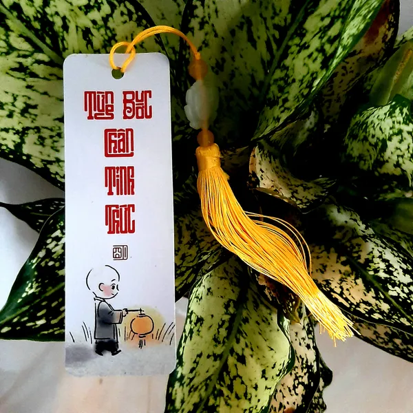 Thẻ bookmark Đánh Dấu Trang Hình Chú Tiểu Chibi Kèm Tua Rua Hoa Sen Chất Liệu Giấy Mỹ Thuật Cán Mờ 2 Mặt Kích Thước 4x12cm Phù Hợp Cho Học Tập Làm Việc Và Trang Trí Góc Làm Việc