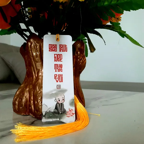 Thẻ bookmark Đánh Dấu Trang Hình Chú Tiểu Chibi Kèm Tua Rua Hoa Sen Chất Liệu Giấy Mỹ Thuật Cán Mờ 2 Mặt Kích Thước 4x12cm Phù Hợp Cho Học Tập Làm Việc Và Trang Trí Góc Làm Việc