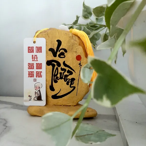 Thẻ bookmark Đánh Dấu Trang Hình Chú Tiểu Chibi Kèm Tua Rua Hoa Sen Chất Liệu Giấy Mỹ Thuật Cán Mờ 2 Mặt Kích Thước 4x12cm Phù Hợp Cho Học Tập Làm Việc Và Trang Trí Góc Làm Việc