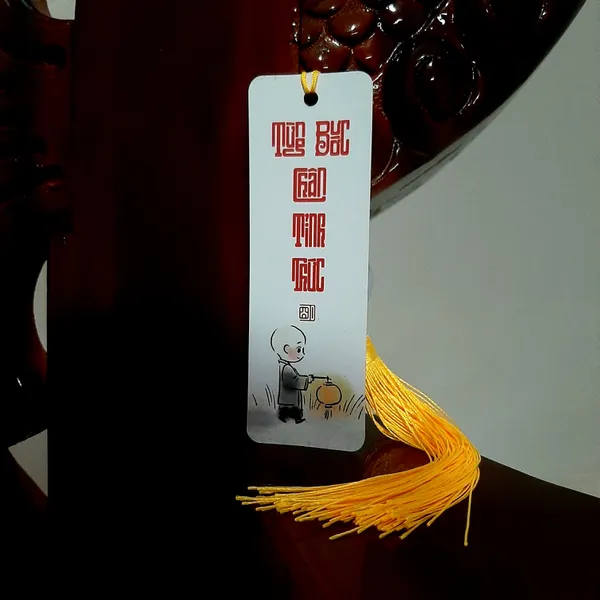 Thẻ bookmark Đánh Dấu Trang Hình Chú Tiểu Chibi Kèm Tua Rua Hoa Sen Chất Liệu Giấy Mỹ Thuật Cán Mờ 2 Mặt Kích Thước 4x12cm Phù Hợp Cho Học Tập Làm Việc Và Trang Trí Góc Làm Việc