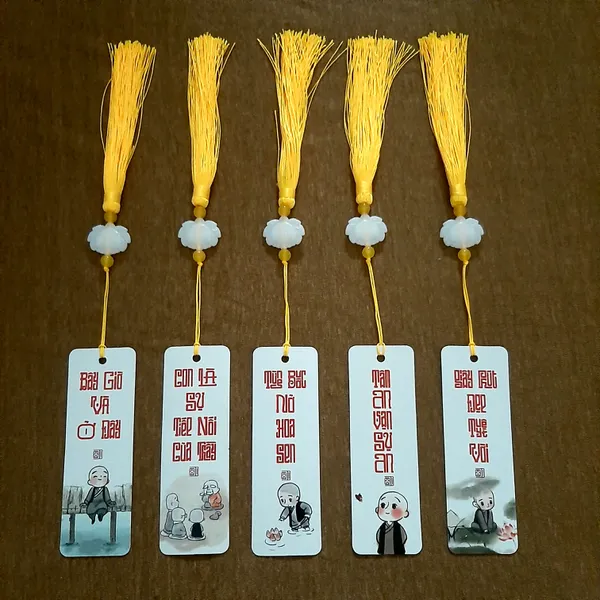 Thẻ bookmark Đánh Dấu Trang Hình Chú Tiểu Chibi Kèm Tua Rua Hoa Sen Chất Liệu Giấy Mỹ Thuật Cán Mờ 2 Mặt Kích Thước 4x12cm Phù Hợp Cho Học Tập Làm Việc Và Trang Trí Góc Làm Việc