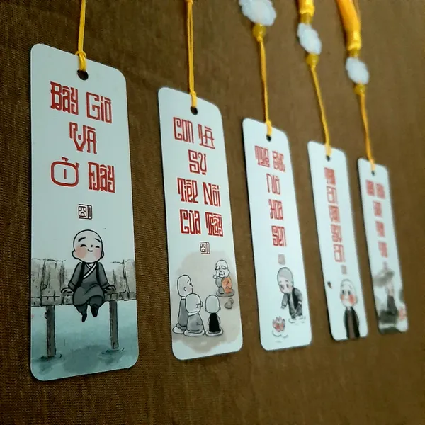 Thẻ bookmark Đánh Dấu Trang Hình Chú Tiểu Chibi Kèm Tua Rua Hoa Sen Chất Liệu Giấy Mỹ Thuật Cán Mờ 2 Mặt Kích Thước 4x12cm Phù Hợp Cho Học Tập Làm Việc Và Trang Trí Góc Làm Việc