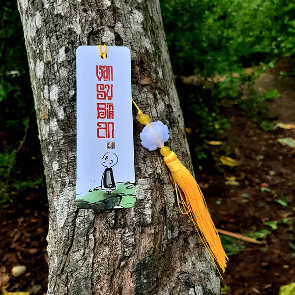 Thẻ bookmark Đánh Dấu Trang Hình Chú Tiểu Chibi Kèm Tua Rua Hoa Sen Chất Liệu Giấy Mỹ Thuật Cán Mờ 2 Mặt Kích Thước 4x12cm Phù Hợp Cho Học Tập Làm Việc Và Trang Trí Góc Làm Việc