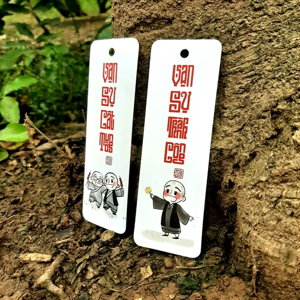 Thẻ bookmark Đánh Dấu Trang Hình Chú Tiểu Chibi Kèm Tua Rua Hoa Sen Chất Liệu Giấy Mỹ Thuật Cán Mờ 2 Mặt Kích Thước 4x12cm Phù Hợp Cho Học Tập Làm Việc Và Trang Trí Góc Làm Việc