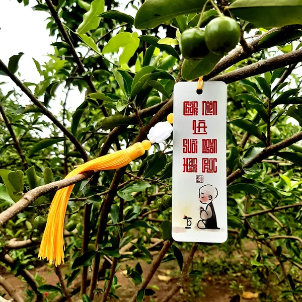 Thẻ bookmark Đánh Dấu Trang Hình Chú Tiểu Chibi Kèm Tua Rua Hoa Sen Chất Liệu Giấy Mỹ Thuật Cán Mờ 2 Mặt Kích Thước 4x12cm Phù Hợp Cho Học Tập Làm Việc Và Trang Trí Góc Làm Việc