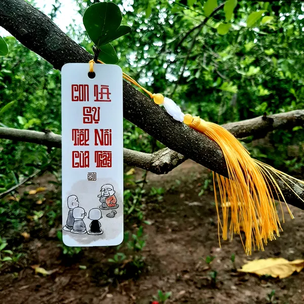 Thẻ bookmark Đánh Dấu Trang Hình Chú Tiểu Chibi Kèm Tua Rua Hoa Sen Chất Liệu Giấy Mỹ Thuật Cán Mờ 2 Mặt Kích Thước 4x12cm Phù Hợp Cho Học Tập Làm Việc Và Trang Trí Góc Làm Việc