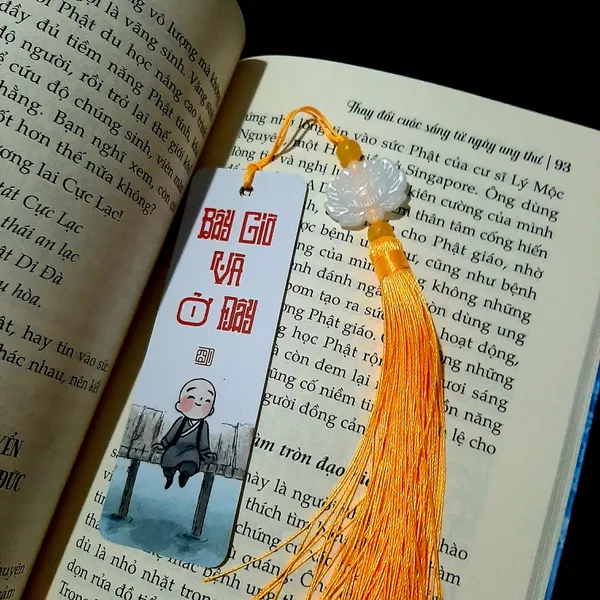 Thẻ bookmark Đánh Dấu Trang Hình Chú Tiểu Chibi Kèm Tua Rua Hoa Sen Chất Liệu Giấy Mỹ Thuật Cán Mờ 2 Mặt Kích Thước 4x12cm Phù Hợp Cho Học Tập Làm Việc Và Trang Trí Góc Làm Việc