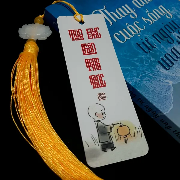 Thẻ bookmark Đánh Dấu Trang Hình Chú Tiểu Chibi Kèm Tua Rua Hoa Sen Chất Liệu Giấy Mỹ Thuật Cán Mờ 2 Mặt Kích Thước 4x12cm Phù Hợp Cho Học Tập Làm Việc Và Trang Trí Góc Làm Việc