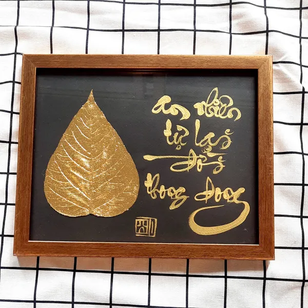 Thư pháp lá bồ đề dát vàng AN NHIÊN TỰ TẠI ĐỜI THONG DONG