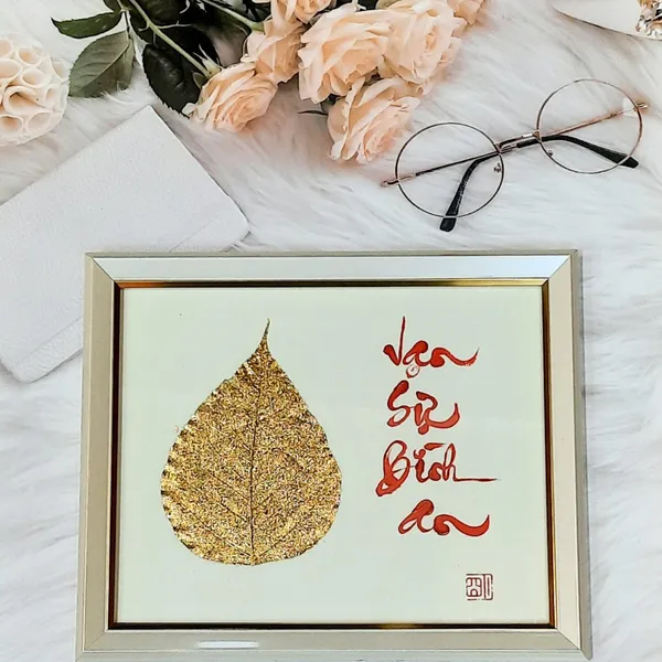 Thư pháp lá bồ đề dát vàng chữ đỏ VẠN SỰ BÌNH AN