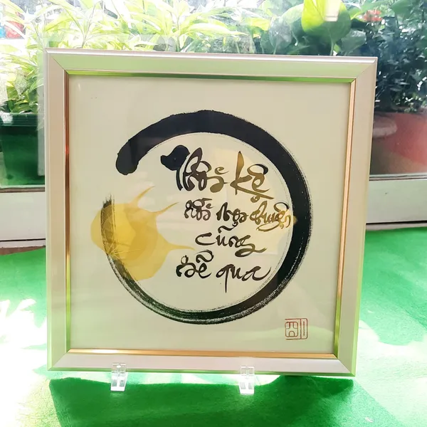 Thư pháp lá bồ đề chữ THÔI KỆ mọi chuyện rồi cũng sẽ qua
