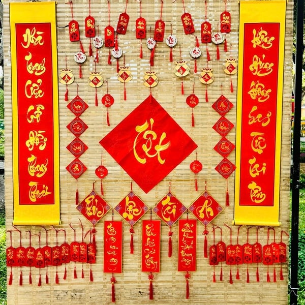 Liễn câu đối 7 chữ nền đỏ  VÀO CỬA PHẬT TỪ BI HỶ XẢ