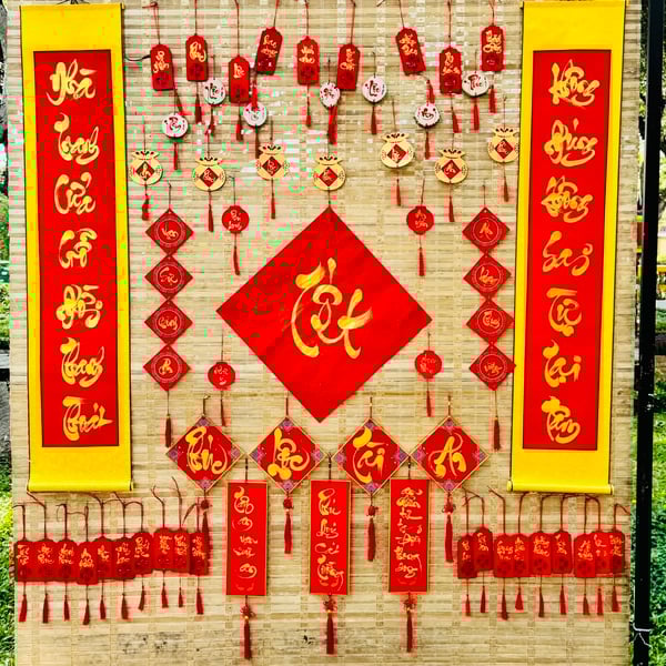 Liễn câu đối 7 chữ nền đỏ  VÀO CỬA PHẬT TỪ BI HỶ XẢ