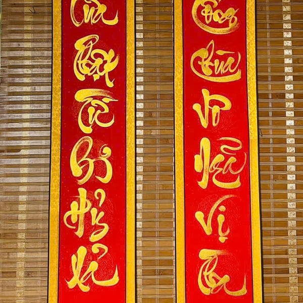 Liễn câu đối 7 chữ nền đỏ  VÀO CỬA PHẬT TỪ BI HỶ XẢ