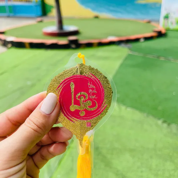 Lá Bồ Đề Dát Vàng Chữ Thư Pháp chữ LỘC Trong Vòng Tròn Vô Cực Phù Hợp Làm Treo Xe Ốp Lưng Điện Thoại Nhà Cửa 