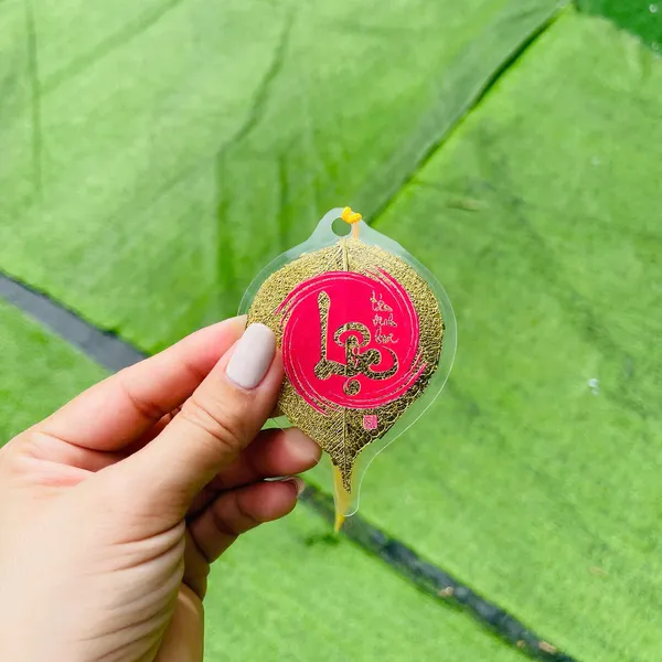 Lá Bồ Đề Dát Vàng Chữ Thư Pháp chữ LỘC Trong Vòng Tròn Vô Cực Phù Hợp Làm Treo Xe Ốp Lưng Điện Thoại Nhà Cửa 