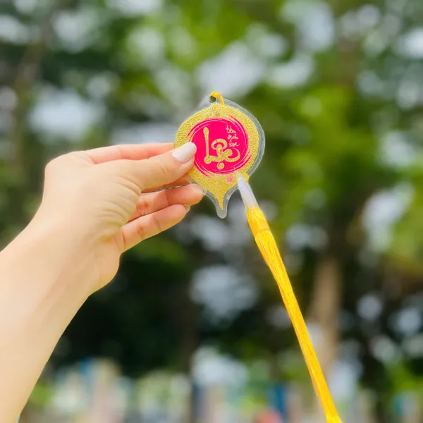 Lá Bồ Đề Dát Vàng Chữ Thư Pháp chữ LỘC Trong Vòng Tròn Vô Cực Phù Hợp Làm Treo Xe Ốp Lưng Điện Thoại Nhà Cửa 