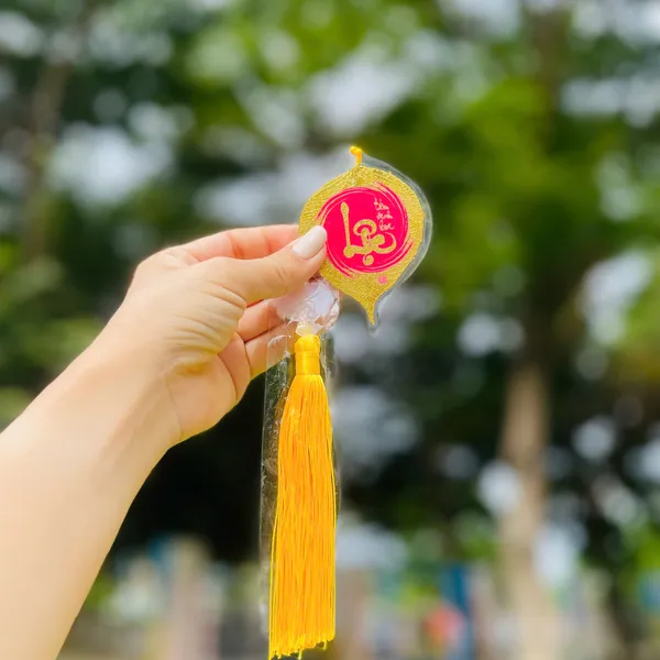 Lá Bồ Đề Dát Vàng Chữ Thư Pháp chữ LỘC Trong Vòng Tròn Vô Cực Phù Hợp Làm Treo Xe Ốp Lưng Điện Thoại Nhà Cửa 