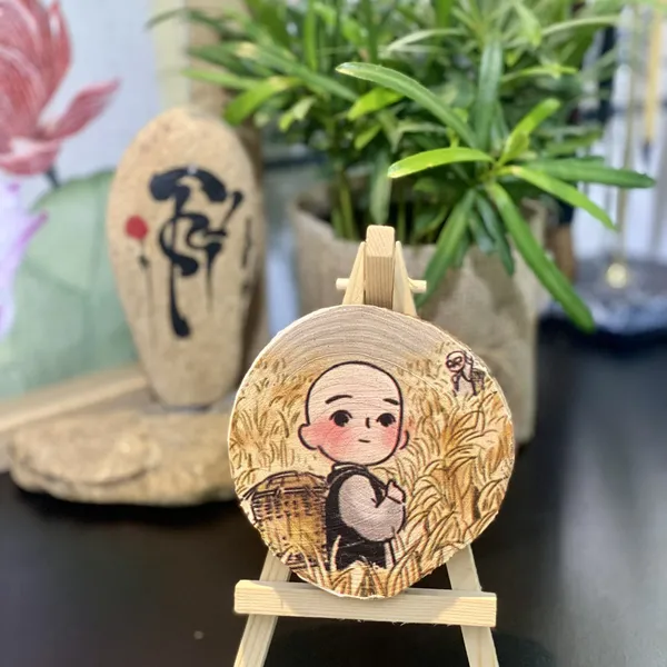 Miếng gỗ người vô sự hình chú tiểu trang trí Uống Trà để bàn treo 8-10cm-CHỮ OM