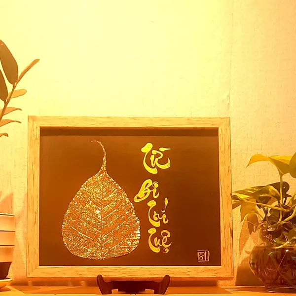 Thư pháp lá bồ đề dát vàng TỪ BI TRÍ TUỆ