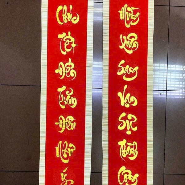 Liễn câu đối  7 chữ nền đỏ mành tre  CHÚC TẾT ĐẾN TRĂM ĐIỀU NHƯ Ý