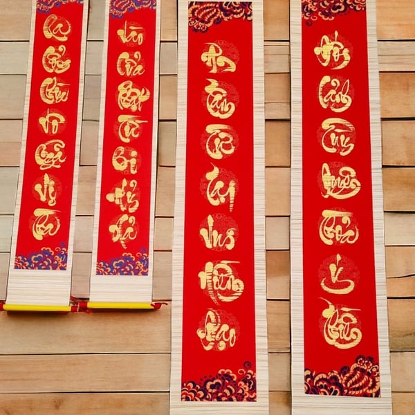 Liễn câu đối  7 chữ nền đỏ mành tre  CHÚC TẾT ĐẾN TRĂM ĐIỀU NHƯ Ý