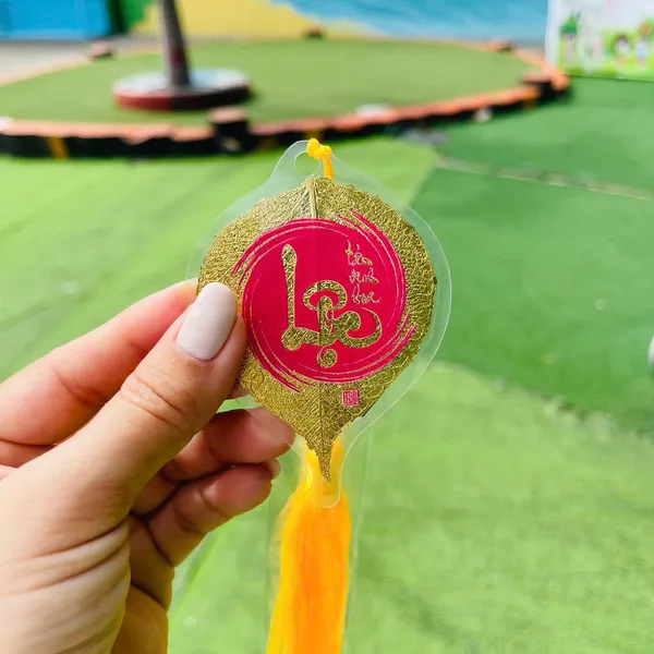 Lá Bồ Đề Dát Vàng Chữ Thư Pháp chữ LỘC Trong Vòng Tròn Vô Cực Phù Hợp Làm Treo Xe Ốp Lưng Điện Thoại Nhà Cửa 