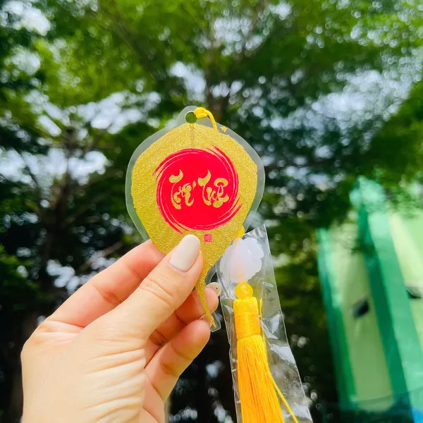 Lá Bồ Đề Dát Vàng Chữ Thư Pháp chữ TRÍ TUỆ  Phù Hợp Làm Treo Xe Ốp Lưng Điện Thoại Nhà Cửa