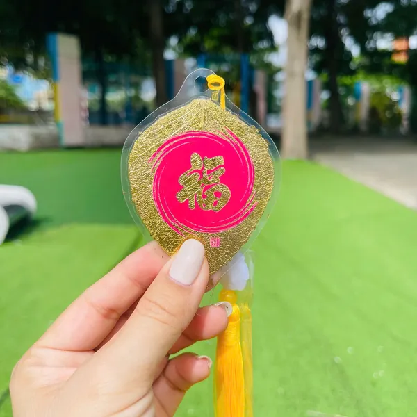 Lá Bồ Đề Dát Vàng Chữ Thư Pháp chữ PHÚC chữ hán Phù Hợp Làm Treo Xe Ốp Lưng Điện Thoại Nhà Cửa