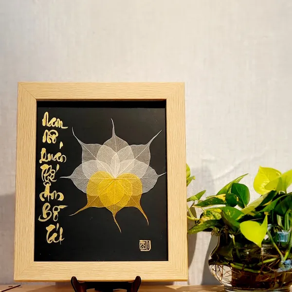 Thư pháp lá bồ đề 8 cánh chữ NAM MÔ QUAN THẾ ÂM BỒ TÁT
