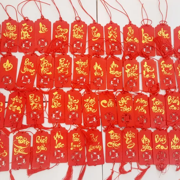 Thẻ Gỗ Có Chữ Thư Pháp Sơn Đỏ Chữ Nhũ Vàng 2 Mặt Dùng Treo Cây, Treo Xe Trang Trí Tết 6x12cm